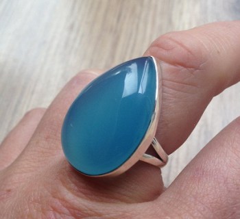 Zilveren ring grote druppelvorm blauwe Chalcedoon maat 17.5 mm